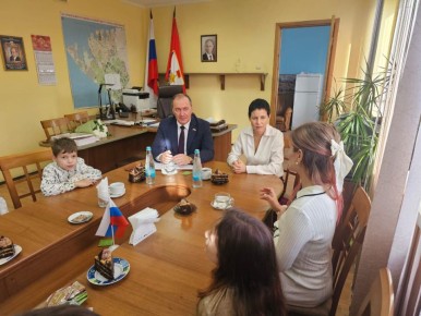 Дмитрий Белик: В преддверии Дня матери встретился с замечательной семьей Николайчук, победившей во Всероссийском конкурсе «Семья года-2025» в номинации «Многодетная семья»