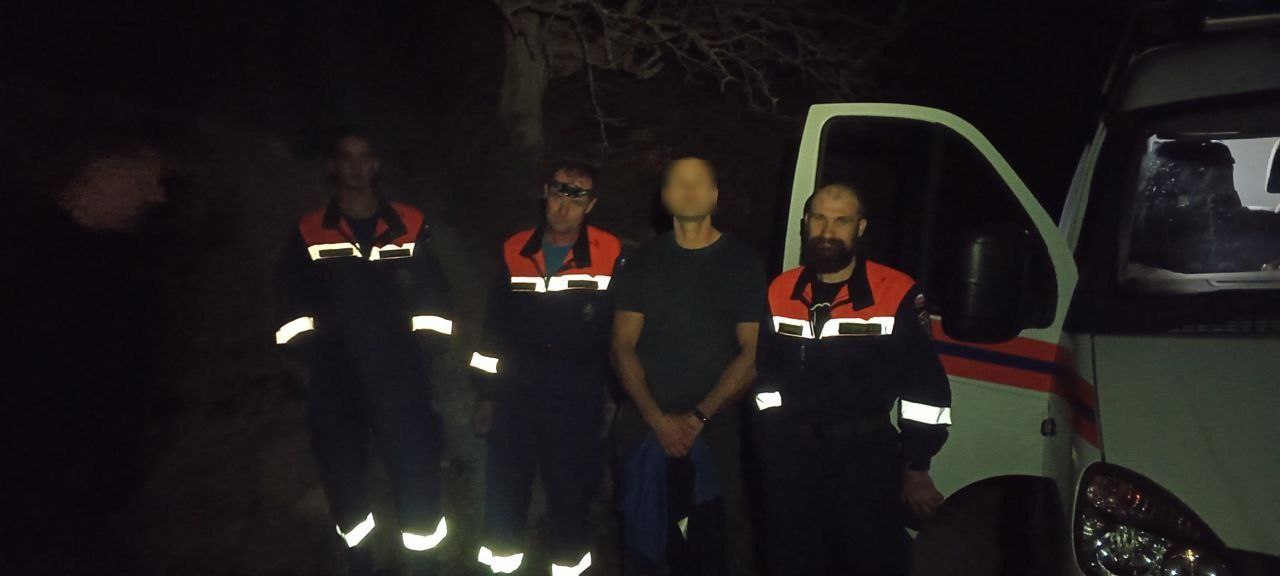 Севастопольские спасатели помогли туристу спуститься с горы Куш-Кая