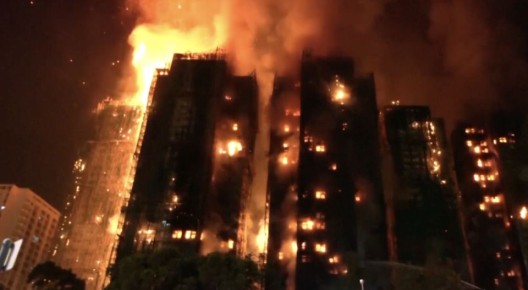 Мощнейший за 17 лет пожар охватил высотки Гонконга