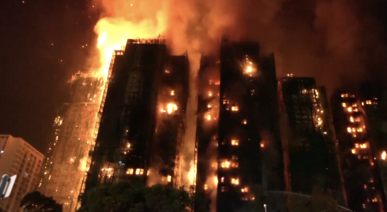 Мощнейший за 17 лет пожар охватил высотки Гонконга