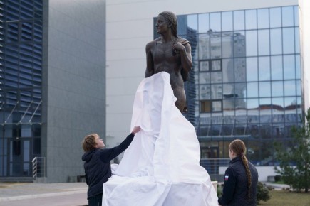 Михаил Развожаев открыл памятник Галине Прозуменщиковой возле Дворца водных видов спорта в Севастополе