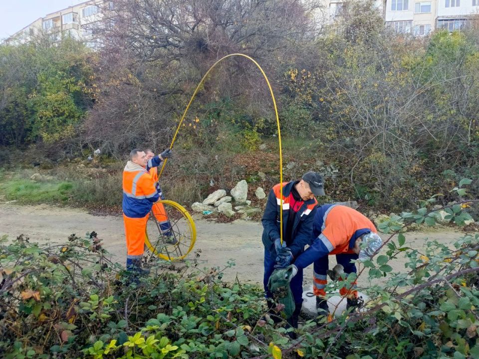 Водоканал: Рабочие моменты. Бригада №3 службы водоотведения устраняет засоры на ул. Дзигунского, пр.Победы, ул. Цыбулько Фото Михаила Петрова
