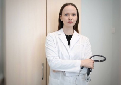 Молодой врач-терапевт работает в поликлинике № 3