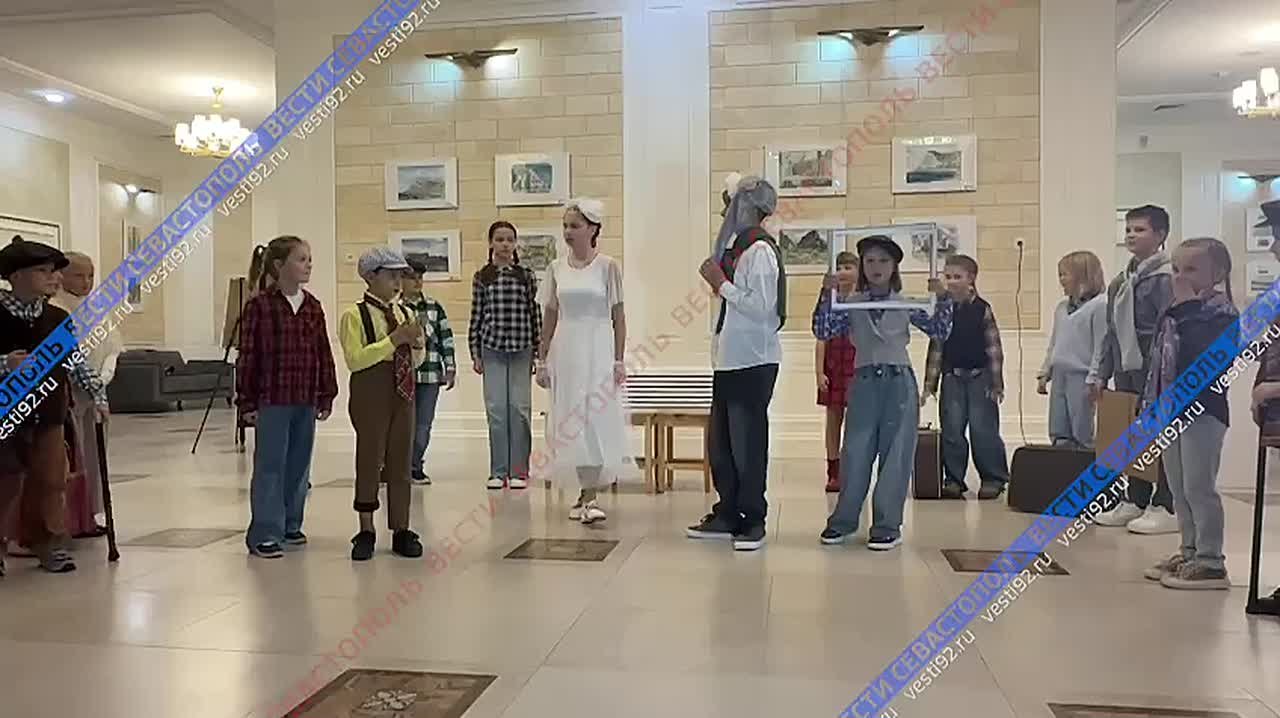 Воспитанники Детской школы искусств подготовили выставку и концерт ко Дню матери