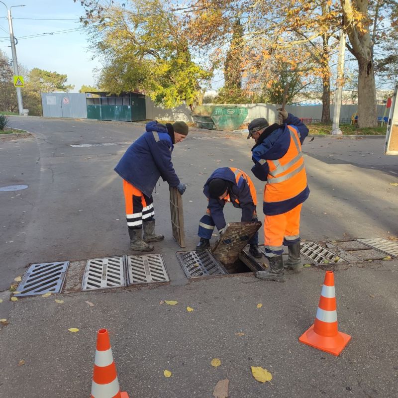 Водоканал: Служба ливневой канализации не только чистит сети, но и устраняет на них повреждения