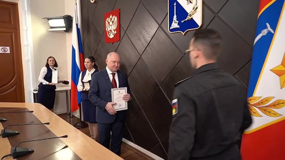 Губернатор Михаил Развожаев поздравил севастопольских морпехов с профессиональным праздником