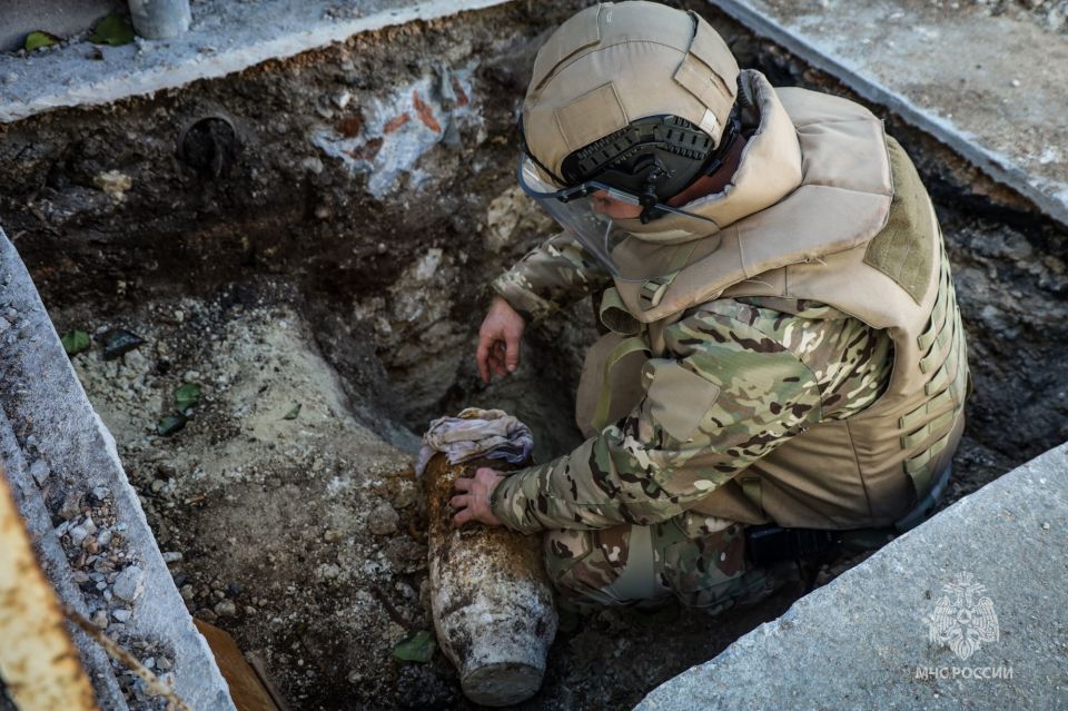 Взрыватель уничтожили на месте, бомбу вывезли на полигон