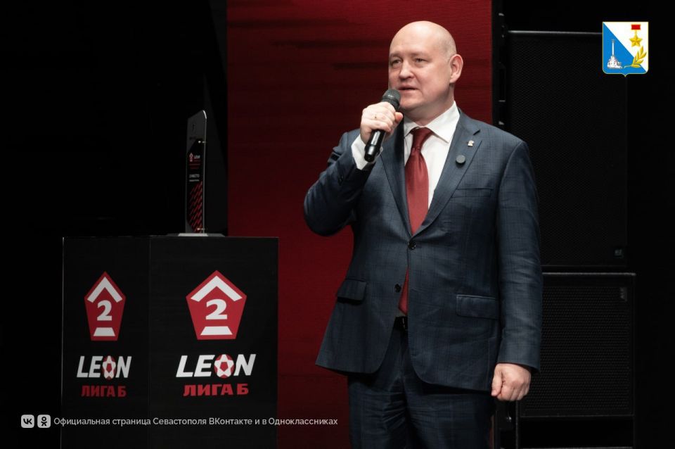 Губернатор Михаил Развожаев вручил команде футбольного клуба «Севастополь» кубок и серебряные медали LEON-Первенства России