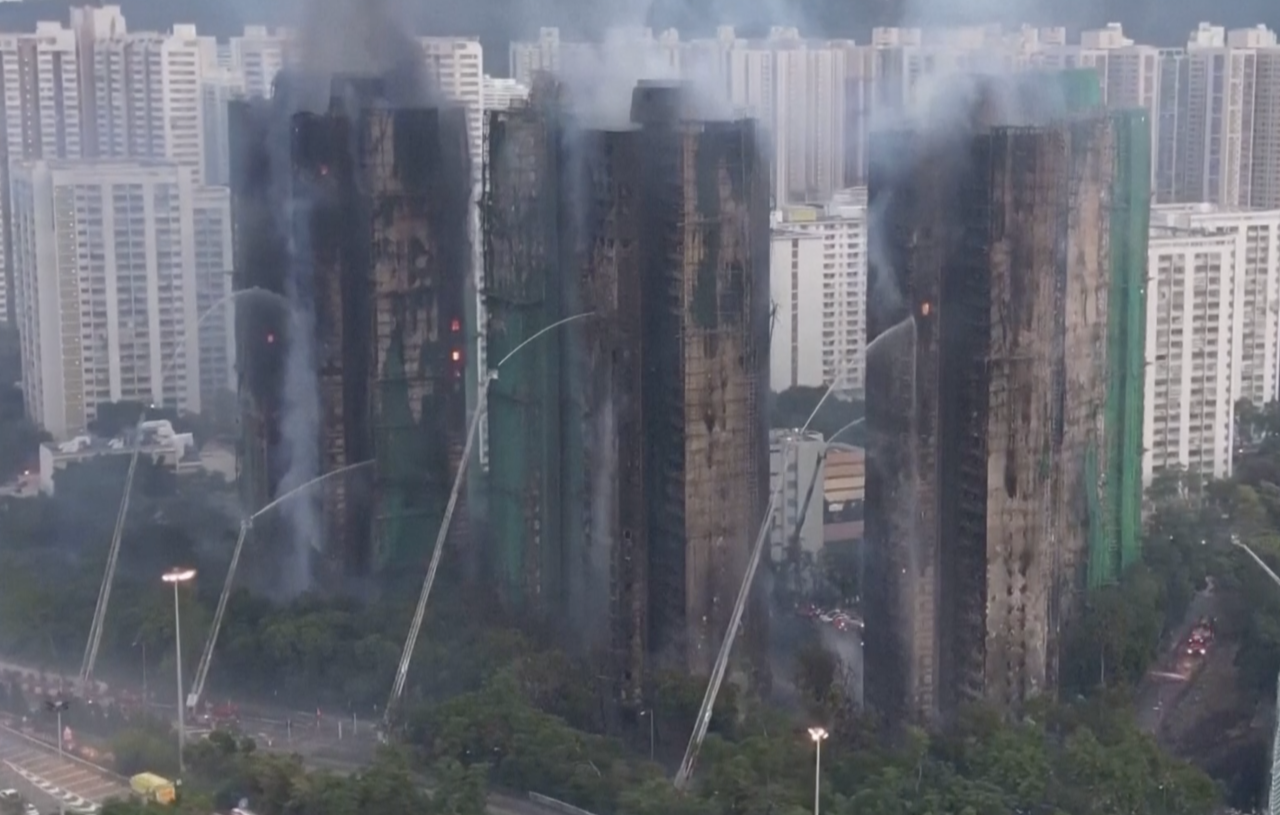 Пожар в Гонконге унес жизни 55 человек, сотни пропали