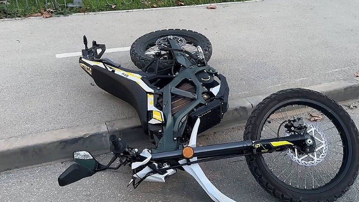 Наехал на бордюр и ударился о столб: водитель электробайка разбился на набережной Учкуевки