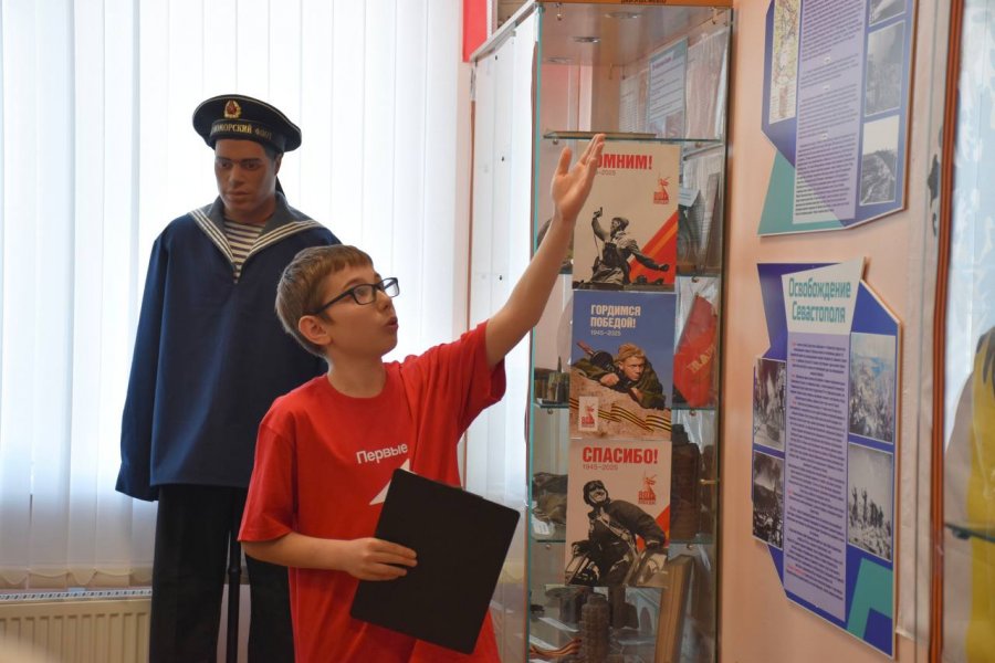 В музее образовательного центра «Бухта Казачья» школьники провели экскурсию ко Дню морской пехоты