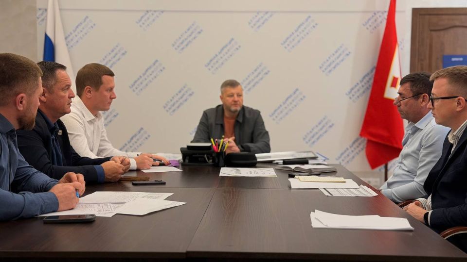 Провел еженедельный штаб по дорожному строительству с подрядчиками, где обсудили благоустройство современной пешеходной инфраструктуры в бухте Казачьей