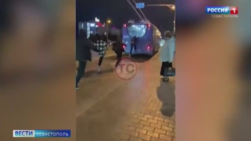 На каких дорогах водители троллейбусов чаще смотрят в зеркала заднего вида?