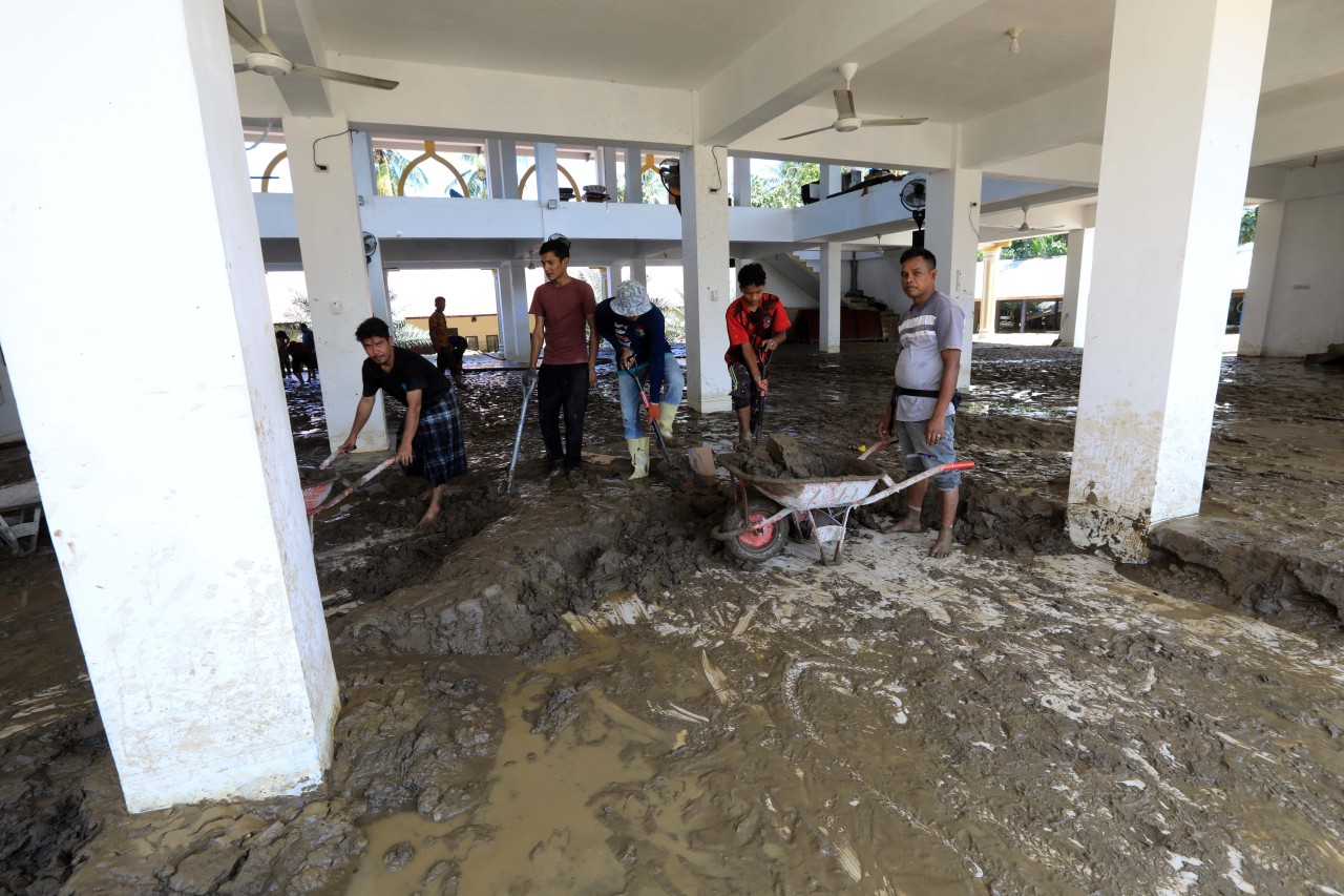 От наводнений в Индонезии погибли более 500 человек