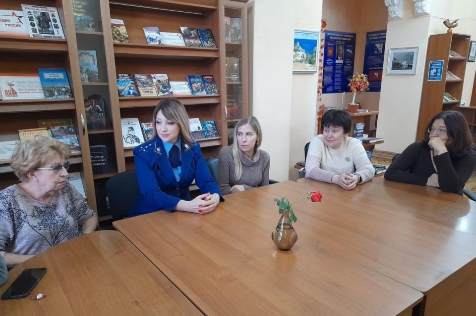 В консультационном пункте на базе Центральной городской библиотеки им. Л.Н. Толстого состоялся ежемесячный правовой час, организованный прокуратурой города Севастополя