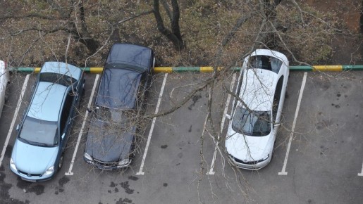 Пьяный севастополец поцарапал припаркованные во дворе машины стамеской