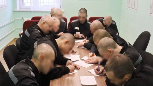 Осужденные в СИЗО Крыма поздравили матерей открытками ручной работы