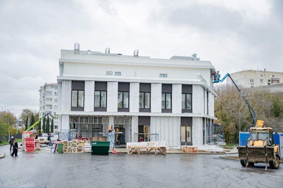 Михаил Развожаев: В Севастополе завершается строительство новой поликлиники на улице Молодых строителей