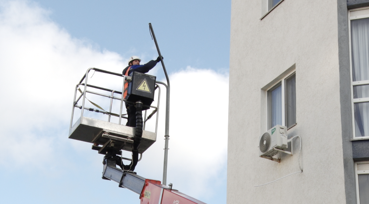 На ул. Александра Маринеско, 1Б заменили светильники