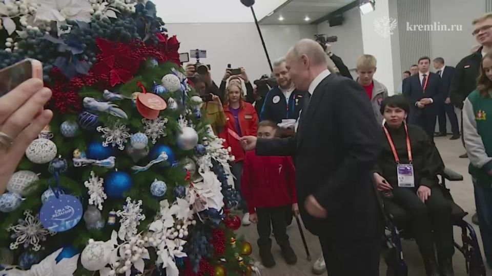 Путин вместе с волонтёрами принял участие во всероссийской новогодней акции «Ёлка желаний»