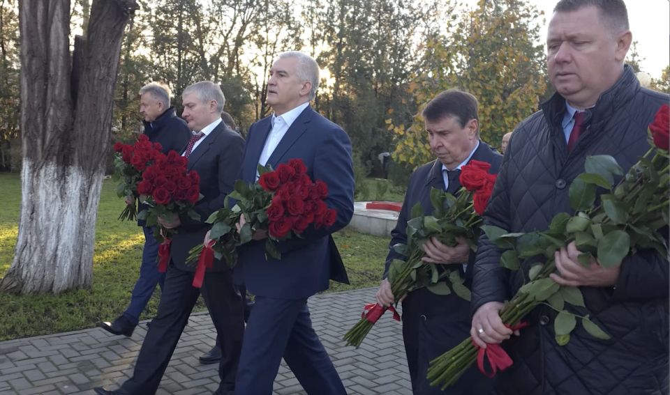 В Крыму возложили цветы в День Неизвестного Солдата