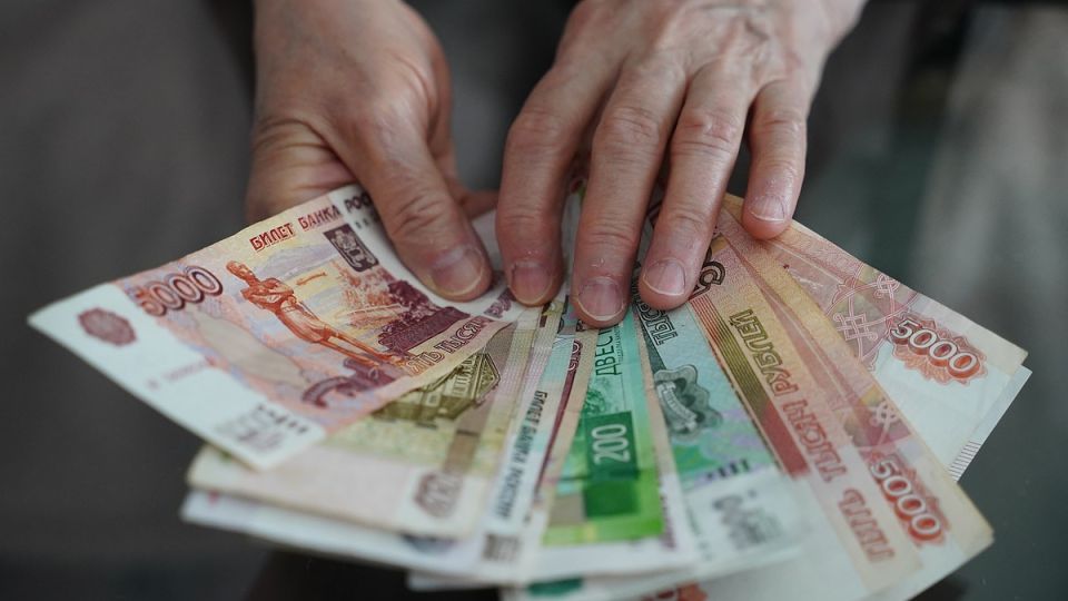 Аферисты использовали пенсионера, чтобы украсть почти 200 тысяч у пожилой крымчанки