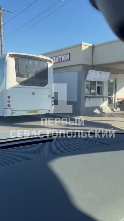 Больше часа в Севастополе звучит сигнал «Воздушная тревога» – работа общественного транспорта приостановлена