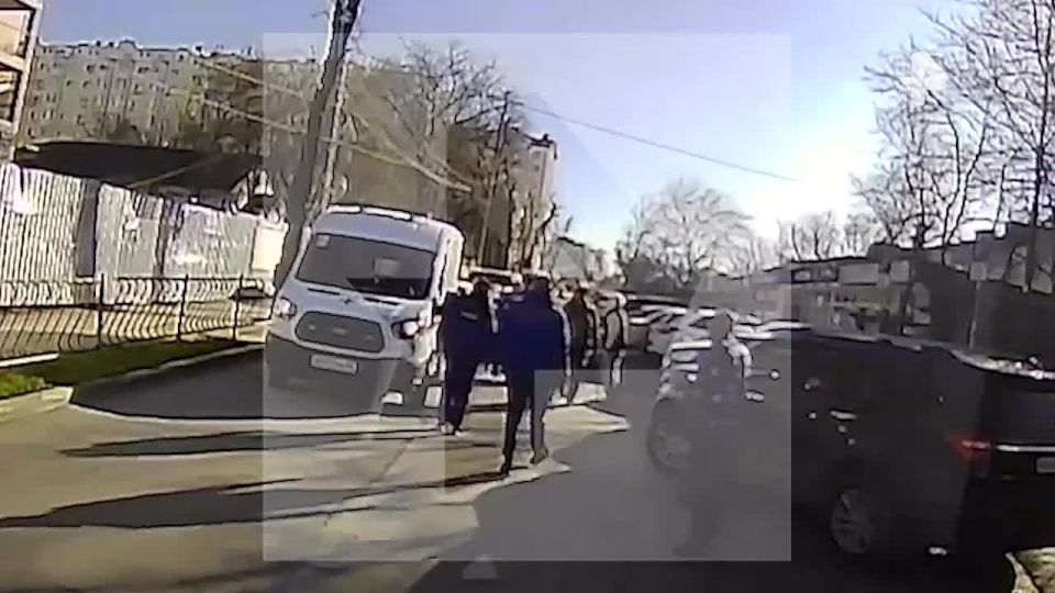 Автохам на дорогой иномарке избил водителя скорой помощи за сделанное замечание
