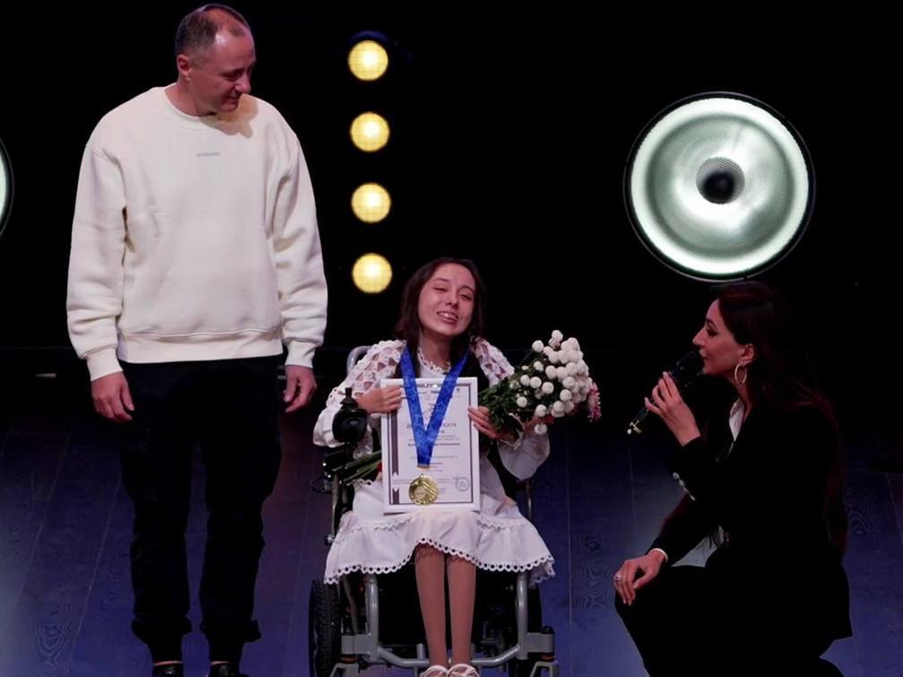 Варя Купчина из Севастополя завоевала Гран-при на IX инклюзивном конкурсе искусств «Особые таланты-2025» в Москве