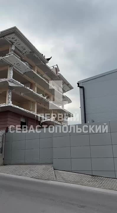Севастопольцы сообщают об угрозе обрушения здания на улице Пугачёва, 28А, которое собственник самостоятельно демонтирует