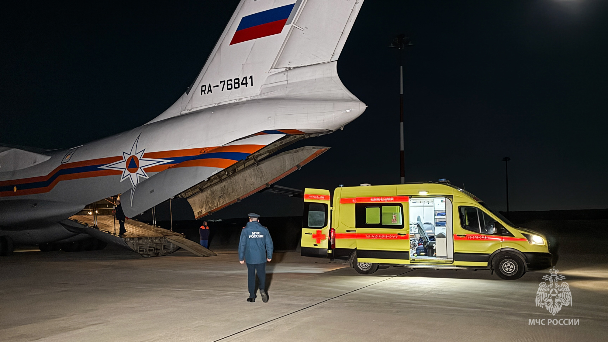 Спецбортом МЧС России пострадавшая от вражеской атаки севастопольская девочка направлена в Москву