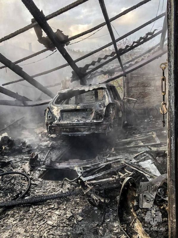 Гараж с автомобилем внутри полностью уничтожен огнем