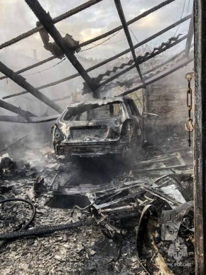 Гараж с автомобилем внутри полностью уничтожен огнем
