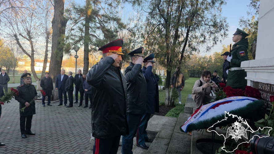 В Крыму и Севастополе росгвардейцы присоединились к мероприятиям, посвященным Дню Неизвестного солдата (видео)