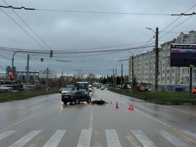 В Севастополе иномарка столкнулась с мопедистом