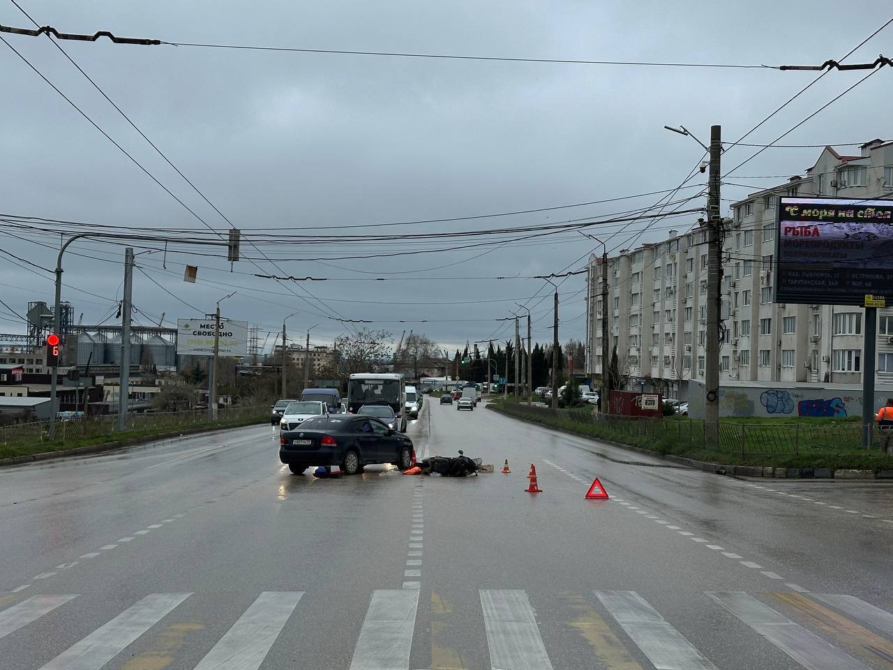 В Севастополе иномарка столкнулась с мопедистом