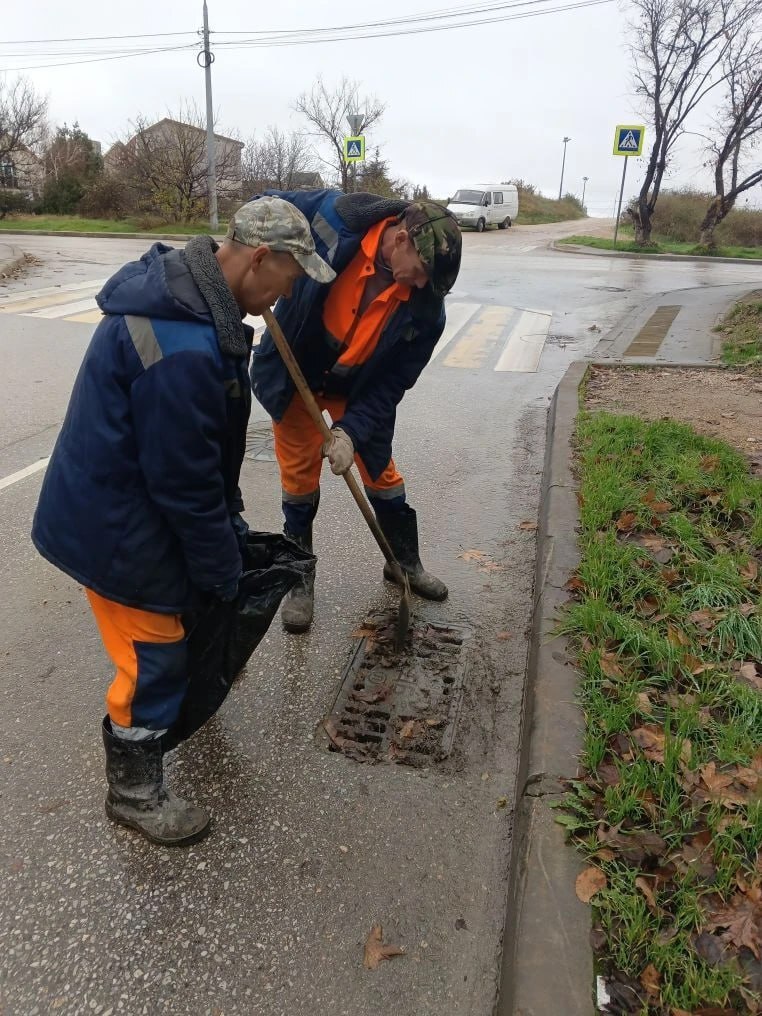 Водоканал: Рабочие моменты. Очистка решеток и дождеприемников от листьев и грунта после дождя на ул.Громова, ул.Очаковцев, ул.Генерала Петрова,ул.Ревякина, ул.3-й Бастионной, ул.Розы Люксембург, ул.Надеждинцев, ул.Генерала...