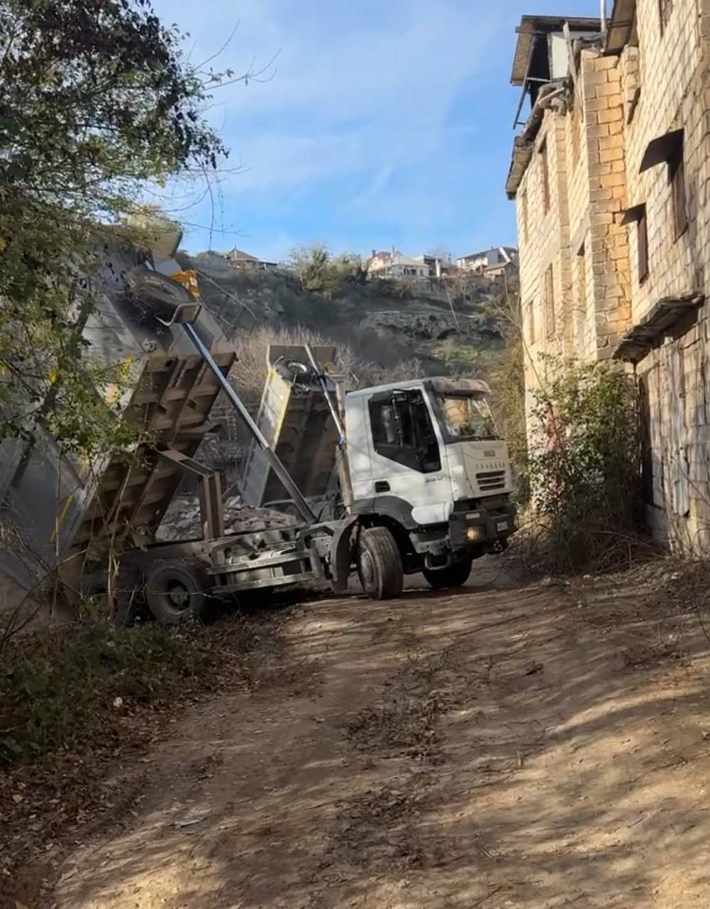 Севприроднадзором зафиксирован факт сброса строительных отходов с двух грузовых автомобилей в районе ГК«Вымпел-2»