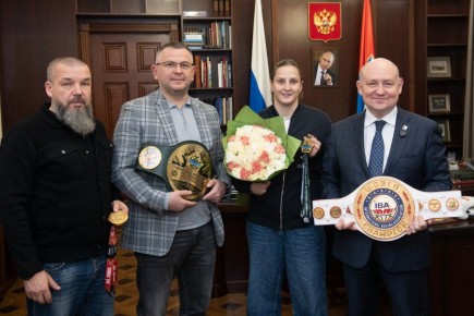 Губернатор Севастополя поздравил Елену Гапешину с завоеванием титула чемпионки России по боксу