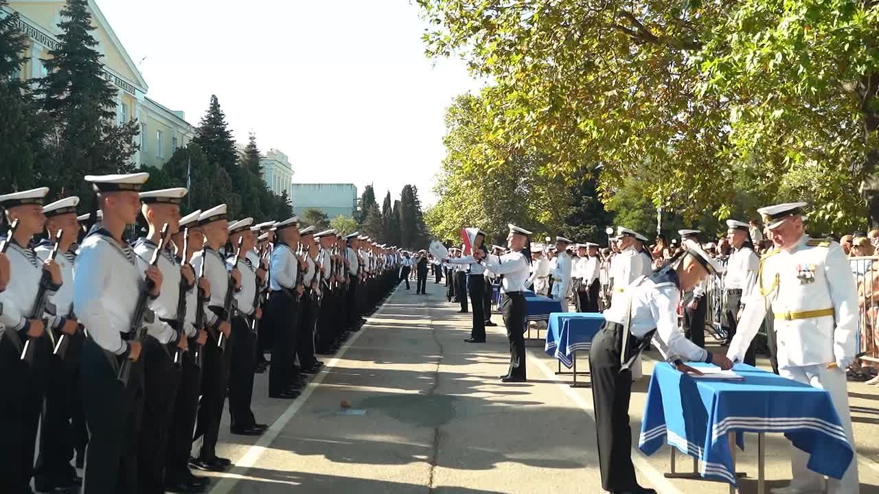 Андреевский флаг – знамя несгибаемой воли, долга и победы, щит, на протяжении веков прикрывающий морские рубежи страны