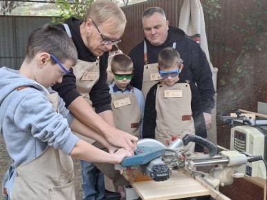 Проект «Наши корни»: дети создали новогодние подарки для бойцов вместе с участником программы «Севастополь — город Героев»