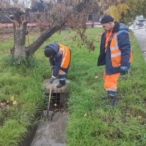 Водоканал: Рабочие моменты. Объезжаем районы города и очищаем ливневые решетки и дождеприемники На фото Николая Ерёмина работы на ул. Подольцева, ул. Генерала Родионова, ул. Героев Севастополя, ул. Вокзальной