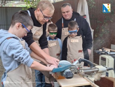 Участник программы «Севастополь — город Героев» и воспитанники социального приюта сделали подарки для защитников