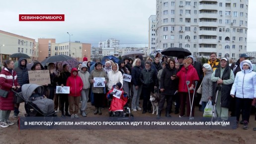В непогоду жители Античного проспекта вынуждены идти по грязи к объектам социальной инфраструктуры