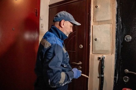 Госжилнадзор Севастополя проверил качество выполнения ремонтных работ в подъезде дома №19 на проспекте Генерала Острякова