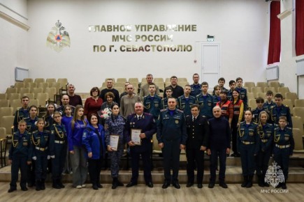 Добровольцев, помогающих МЧС России, наградили в севастопольском чрезвычайном ведомстве