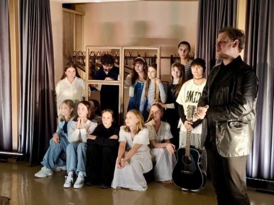 В ТЮЗе состоялся литературный вечер по произведениям Эдуарда Асадова «Севастопольские окна»