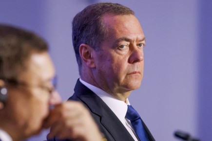 Медведев: референдум на Украине затянет переговоры