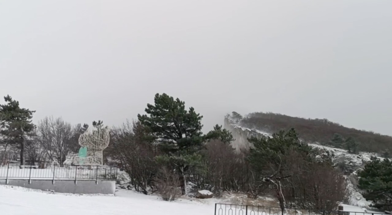 Белое покрывало окутало крымскую вершину Ай-Петри