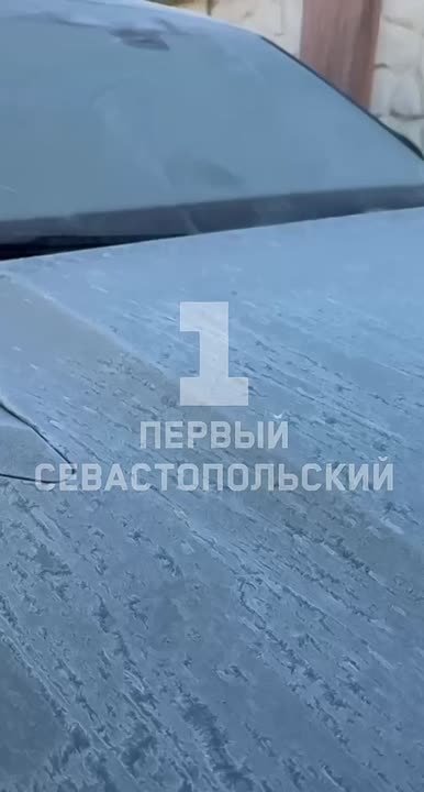 Покрытые инеем сегодня с утра увидели свои машины севастопольцы и крымчане